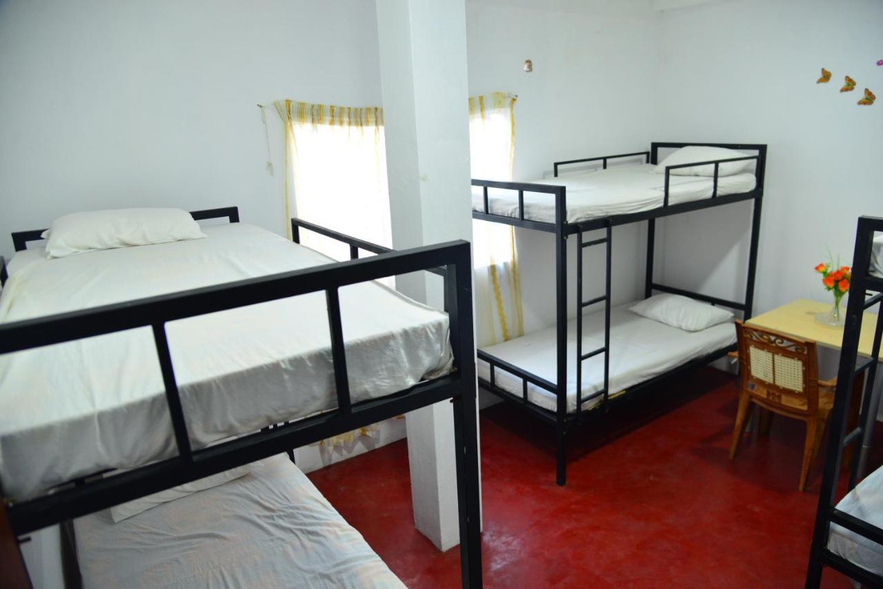 Lucky Beach Front Hostel Hikkaduwa Exterior foto